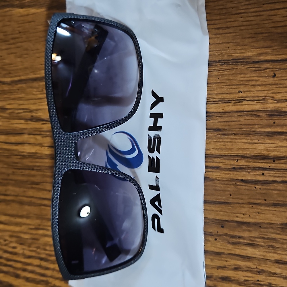 PALESHY Unisex Ombre-on-Black Polarized Sunglasses-Lightweight UV400 Protection